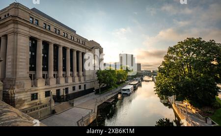 Rideau Canal bei Sonnenaufgang mit dem Senat of Canada Building Stockfoto