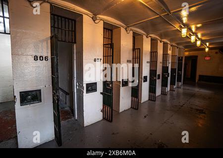 Führung durch historische Gefängniszellen in Saintlo Jail Hostel Stockfoto