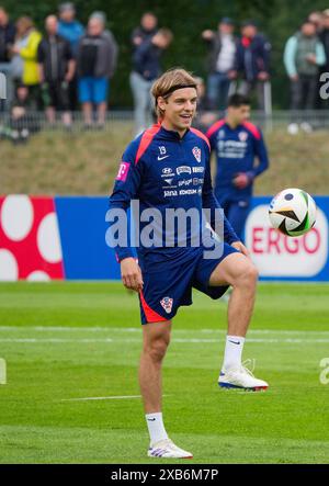 Neuruppin, Deutschland. Juni 2024. Die kroatische Borna Sosa trainiert im Volksparkstadion (Stadion des Märkischen Sportvereins MSV) während des öffentlichen Trainings der kroatischen Fußballnationalmannschaft. Quelle: Soeren Stache/dpa/Alamy Live News Stockfoto