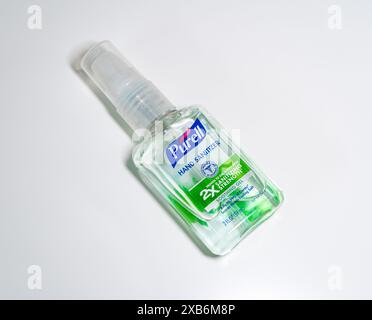 Eine Flasche Purell Soothing Gel Handdesinfektionsmittel auf weißem Hintergrund. Stockfoto