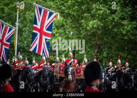 Die Königstruppe der Royal Horse Artillery Proben während des Colonel's Review für die bevorstehende Truppe der Farbe. Der Oberst's Review ist identisch mit der Geburtstagsparade von Kingís, mit der Ausnahme, dass einige zusätzliche berittene Offiziere auf der Parade fahren. An der Teilnahme nehmen über 1400 Soldaten der Haushaltsabteilung und der Kingís-Truppe Royal Horse Artillery Teil, darunter 400 Musiker aus den Massed Bands, die alle auf der Horse Guards für die zweite von zwei formellen Reviews paraden werden. Der Colonel's Review umfasst auch 250 Soldaten der Fußwache, die die Prozessionsroute A säumen Stockfoto