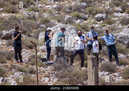 Griechische Polizeibeamte bewachen die Leiche von Michael Mosley in Agia Marina, nahe Pedi, Michael Mosley starb an Hitzeerschöpfung, Symi, Griechenland, Stockfoto