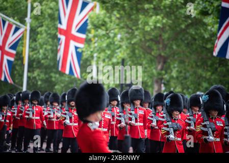 Soldaten Proben während des Colonel's Review für die bevorstehende Truppe der Farbe. Der Oberst's Review ist identisch mit der Geburtstagsparade von Kingís, mit der Ausnahme, dass einige zusätzliche berittene Offiziere auf der Parade fahren. An der Teilnahme nehmen über 1400 Soldaten der Haushaltsabteilung und der Kingís-Truppe Royal Horse Artillery Teil, darunter 400 Musiker aus den Massed Bands, die alle auf der Horse Guards für die zweite von zwei formellen Reviews paraden werden. Der Colonel's Review umfasst auch 250 Soldaten der Foot Guards, die die Prozessionsroute entlang der Mall säumen. Stockfoto