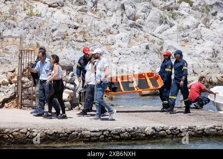 Am Samstag weitere Durchsuchungen durch die griechischen Feuerwehrdienste in Hügeln rund um Pedi nach dem britischen Dr. Michael Mosley, Insel Symi, Griechenland. Stockfoto