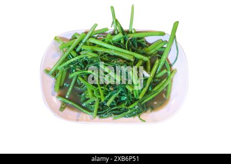 Stanzschnitt von „Stir-Fried Chinese Morning Glory“ auf weiß isoliert. Stockfoto