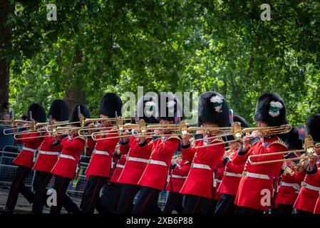 Eine Marschkapelle tritt während des Colonel's Review for the Coming Trooping of the Colour auf. Der Oberst's Review ist identisch mit der Geburtstagsparade von Kingís, mit der Ausnahme, dass einige zusätzliche berittene Offiziere auf der Parade fahren. An der Teilnahme nehmen über 1400 Soldaten der Haushaltsabteilung und der Kingís-Truppe Royal Horse Artillery Teil, darunter 400 Musiker aus den Massed Bands, die alle auf der Horse Guards für die zweite von zwei formellen Reviews paraden werden. Der Colonel's Review umfasst auch 250 Soldaten der Foot Guards, die die Prozessionsroute entlang der Mall säumen. (Foto b Stockfoto