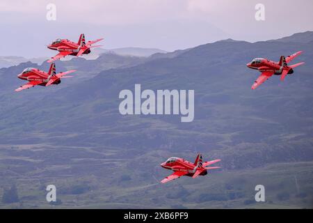 Die roten Pfeile bewegen sich durch die Mach Loop OW-Ebene. Stockfoto