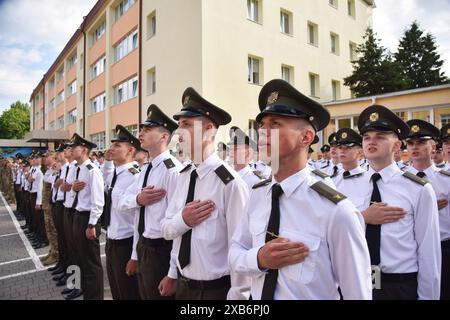 8. Juni 2024 in Lemberg, Ukraine: Kadetten des Heroiv Krut Lyceum singen die Nationalhymne der Ukraine während der Abschlussfeier. Das staatliche Lyzeum Heroiv Krut Lviv mit verbesserter militärischer und körperlicher Ausbildung ist eine Einrichtung der allgemeinen und fachkundigen Sekundarausbildung mit professioneller militärischer Ausrichtung. die Bildungsaktivitäten auf der zweiten und dritten Ebene des Nationalen Qualifikationsrahmens durchführt, wobei die Themen "'Verteidigung der Ukraine'" und "'physische Kultur'' eingehend untersucht werden. Dieses Lyzeum ist eines der berühmtesten militärischen Vorbereitungslehrgänge Stockfoto