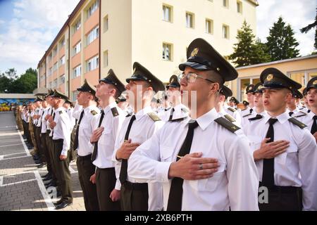 Kadetten des Heroiv Krut Lyzeum singen während der Abschlussfeier die Nationalhymne der Ukraine. Das staatliche Lyzeum Heroiv Krut Lviv mit verbesserter militärischer und körperlicher Ausbildung ist eine Einrichtung der allgemeinen und fachkundigen Sekundarausbildung mit professioneller militärischer Ausrichtung. die Bildungsaktivitäten auf der zweiten und dritten Ebene des Nationalen Qualifikationsrahmens durchführt, wobei die Themen "Verteidigung der Ukraine" und "physische Kultur" eingehend untersucht werden. Dieses Lyzeum ist eine der berühmtesten militärischen Bildungseinrichtungen der Ukraine. Dieses Jahr Stockfoto