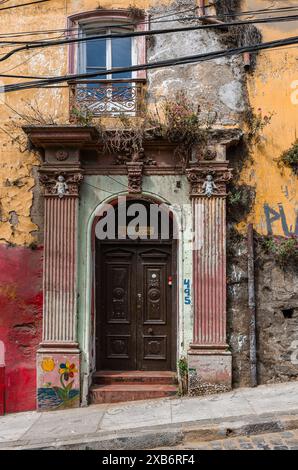 Hauseingang in der historischen Altstadt von Valparaiso, Chile Stockfoto