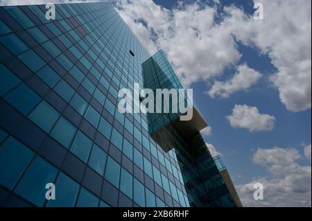 Wien, Österreich, 17. August 2022. Donau City ist der Stadtteil, der von modernen Wolkenkratzern geprägt ist, auf dem Foto das Detail einer Glasfassade. Spielen Stockfoto