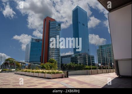 Wien, Österreich, 17. August 2022. Donau City oder Wien DC ist der Stadtteil, der von modernen Wolkenkratzern geprägt ist. Rechts die Kennlinie D Stockfoto