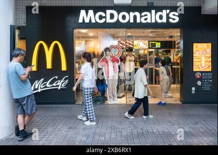 Hongkong, China. Mai 2024. Menschen sind vor der amerikanischen multinationalen Fast-Food-Hamburger-Restaurantkette McDonald's in Hongkong zu sehen. Quelle: SOPA Images Limited/Alamy Live News Stockfoto