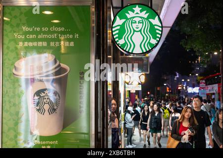 Hongkong, China. Mai 2024. Fußgänger gehen an der amerikanischen multinationalen Starbucks Coffee Store in Hongkong vorbei. (Foto: Sebastian ng/SOPA Images/SIPA USA) Credit: SIPA USA/Alamy Live News Stockfoto