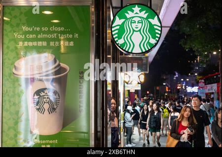 Hongkong, China. Mai 2024. Fußgänger gehen an der amerikanischen multinationalen Starbucks Coffee Store in Hongkong vorbei. (Credit Image: © Sebastian ng/SOPA images via ZUMA Press Wire) NUR REDAKTIONELLE VERWENDUNG! Nicht für kommerzielle ZWECKE! Stockfoto