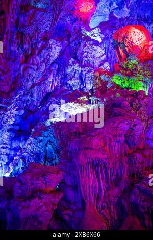 Die wunderschön beleuchtete Reed Flötenhöhle mit Stalaktitenformationen. Befindet sich in Guilin, Provinz Guangxi, China Stockfoto