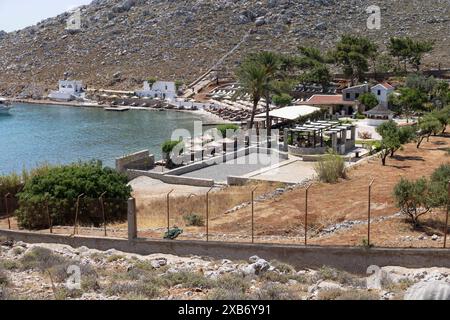 Die letzten Etappen steigen auf den Hügel, wo Dr. Michael Mosleys Leiche auf Felshöfen von einer beliebten Strandbar in Agia Marina auf Symi Island gefunden wurde Stockfoto