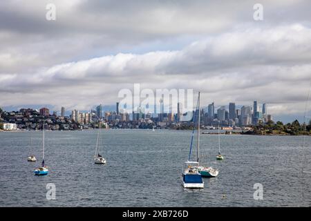 Hafen von Sydney und Skyline des Stadtzentrums von Sydney mit Booten im Hafen, NSW, Australien, 2024 Stockfoto