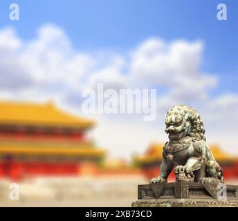 Horizontaler Hintergrund mit alten Pavillons und Löwenstatue in der Verbotenen Stadt. Bronzener chinesischer Schutzlöwe, Peking, China Stockfoto