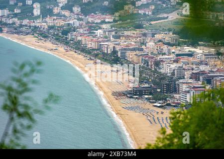 Blick auf den Kleopatra-Strand in Alanya, einem der touristischen Viertel von Antalya, vom Schloss Alanya Stockfoto