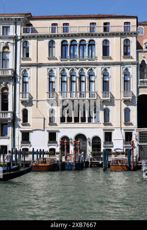 Venedig, Italien - 5. September 2022: Paläste und wunderschöne Häuser entlang des Canale Grande im San Marco Viertel von Venedig Stockfoto