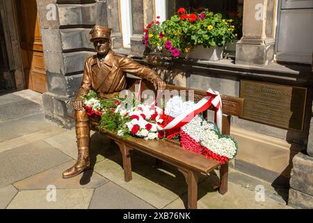 Statue des polnischen Kriegshelden General Stanislaw Maczek in den City Chambers in Edinburgh Old Town, Schottland Stockfoto