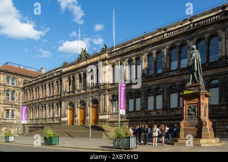 William Chambers Monument vor dem National Museum of Scotland Stockfoto