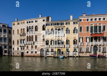 Venedig, Italien - 5. September 2022: Blick auf die Paläste und wunderschönen Häuser entlang des Canale Grande Venedig Stockfoto