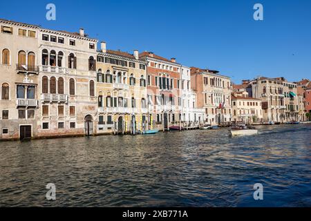 Venedig, Italien - 5. September 2022: Blick auf die Paläste und wunderschönen Häuser entlang des Canale Grande Venedig Stockfoto