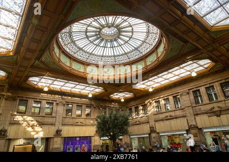 Die beeindruckende Glaskuppel im Wartebereich der Edinburgh Waverley Station, eine ehemalige Buchungshalle. Stockfoto