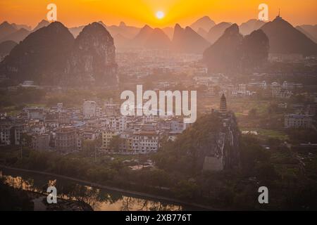 Sonnenuntergang über der Stadt Guilin, umgeben von malerischen Kalksteinbergen. Guilin, China, Kopierraum für Text, Antenne Stockfoto