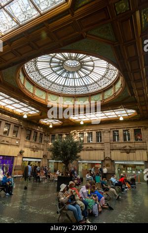 Die beeindruckende Glaskuppel im Wartebereich der Edinburgh Waverley Station, eine ehemalige Buchungshalle. Stockfoto