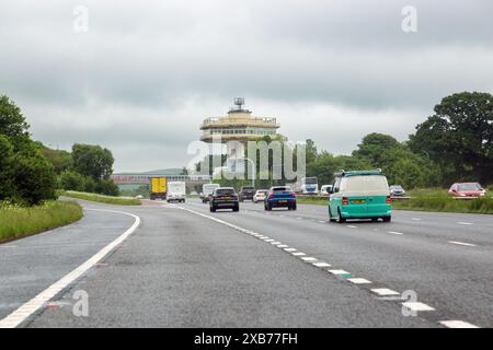 Der Pennine Tower at Lancaster (Forton) ist eine Autobahnstation zwischen den Anschlussstellen 32 und 33 der Autobahn M6 in England Stockfoto