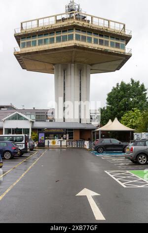 Der Pennine Tower at Lancaster (Forton) ist eine Autobahnstation zwischen den Anschlussstellen 32 und 33 der Autobahn M6 in England Stockfoto