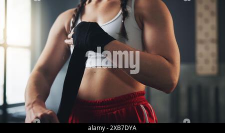 Hände, Fitnessstudio und Boxen mit Training, Umhüllung und Training für Match und Sport mit Ausdauer. Herausforderung, Frau oder Boxer mit Workout oder Mädchen in Stockfoto