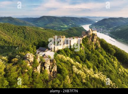 Österreichische Burg mit Donautal - Aggstein Ruine und Donau bei Sonnenuntergang in Wachau Stockfoto