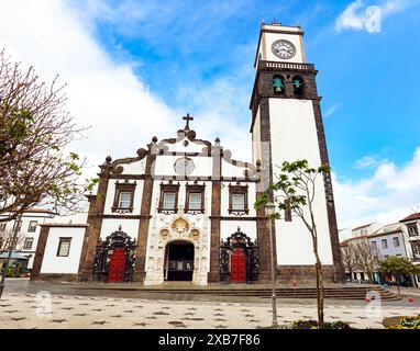 Turm von St. Sebastian Kirche (Igreja Matriz de São Sebastião) in Ponta Delgada, San Miguel, der Autonomen Region der Azoren, Portugal. Stockfoto