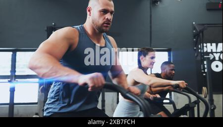 Fitness, Fahrradgerät und Mann im Fitnessstudio für Training, Workout und Herz-Kreislauf-Ausdauer. Health Club, Leute und männliche Athleten auf Fahrradausrüstung für Stockfoto