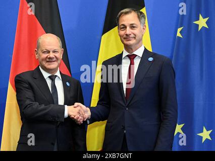 Berlin, Deutschland. Juni 2024. Bundeskanzler Olaf Scholz (SPD, l) und Belgiens Premierminister Alexander de Croo stehen vor ihrem bilateralen Treffen anlässlich der Ukraine-Konferenz zusammen. Die internationale Wiederaufbaukonferenz für die Ukraine findet am 11. Und 12. Juni in Berlin statt. Kredit: Annegret Hilse/Reuters/Pool/dpa/Alamy Live News Stockfoto