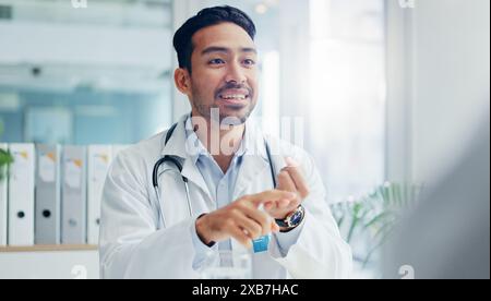 Glücklicher Mann, Arzt und Beratung mit Patienten für Verfahren, Schritte oder Erklärungsliste im Krankenhaus. Männliche Person oder Angestellter im Gesundheitswesen, die mit ihm sprechen Stockfoto