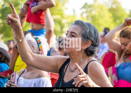 Eine ältere Frau, die auf einem Sommerfestival in London Spaß macht und tanzt, zeigt positives Altern. Stockfoto