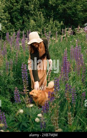 Ingwermädchen mit Ingwerhund auf dem Feld Stockfoto