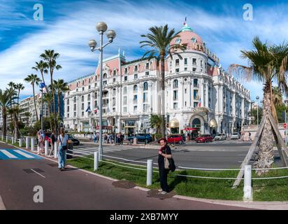 Hotel Le Negresco das Restaurant Le Chantecler befindet sich an der Promenade des Anglais an der Baie des Anges in Nizza, FrancePeople Walking Stockfoto