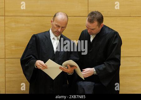 11. Juni 2024, Nordrhein-Westfalen, Bielefeld: Peter Rostek (l-r) und David Volke, die Verteidiger der beiden Angeklagten, stehen zu Beginn des Prozesses wegen Mordes an einem Baby in einem Gerichtssaal. Die 20- und 22-jährigen Eltern werden wegen Mordes angeklagt. Sie sollen beschlossen haben, das Kind vor der Geburt ihres Sohnes im November 2023 zu töten, weil es laut der Anklage ihren Lebensplänen im Wege stand. Nachdem er ihn mit vier Stichwunden getötet hatte, soll der Vater das Baby in einer kühlen Tüte in ein Waldgebiet bei Bielefeld gebracht haben. Foto: Friso Gentsch/dp Stockfoto