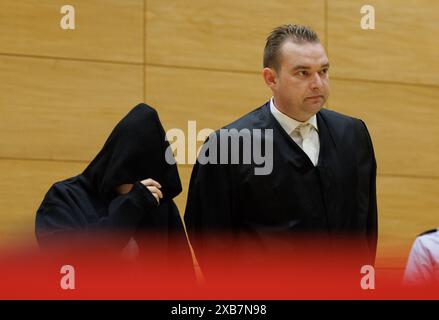 11. Juni 2024, Nordrhein-Westfalen, Bielefeld: David Volke (r), Verteidiger des Angeklagten, steht zu Beginn des Prozesses wegen Ermordung eines Babys neben seinem Mandanten in einem Gerichtssaal. Die 20- und 22-jährigen Eltern werden wegen Mordes angeklagt. Sie sollen beschlossen haben, das Kind zu töten, bevor ihr Sohn im November 2023 geboren wurde, weil er laut der Anklageerhebung ihren Lebensplänen im Weg stand. Nachdem er ihn mit vier Stichwunden getötet hatte, soll der Vater das Baby in einer kühlen Tüte in ein Waldgebiet bei Bielefeld gebracht haben. Foto: Friso Gentsch/dpa Stockfoto