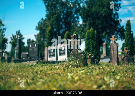 Alter christlicher Betongrabstein auf einem Friedhof, selektiver Fokus Stockfoto