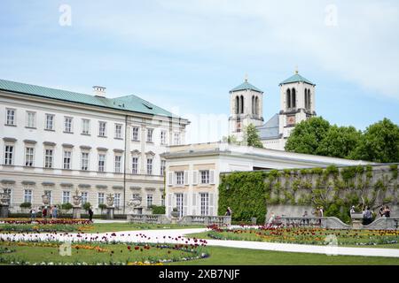Der wunderschöne Garten des Schlosses Mirabell in Salzburg, Österreich Stockfoto