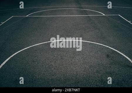 Linienmarkierung auf dem Basketball-Platz als abstrakter Sporthintergrund, weiße Linien auf Asphaltoberfläche, selektiver Fokus Stockfoto