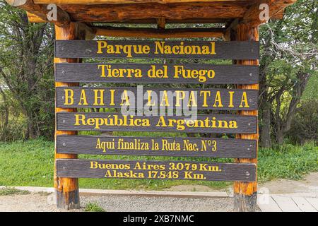 Schild mit dem Ende des Pan American Highway an der Lapataia Bay im Tierra del Fuego Nationalpark. Selektiver Fokus auf das Zeichen Stockfoto