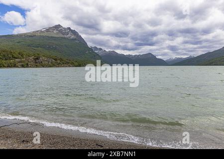 Blick auf den Acigami-See, gespeist vom Lapataia-Fluss mit Bergen in Chile Stockfoto